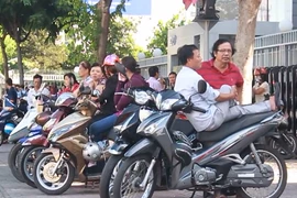 Clip phụ huynh vật vờ trong nắng nóng chờ đợi thí sinh dự thi