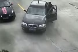 Quên kéo phanh, tài xế và ô tô cùng rơi xuống sông