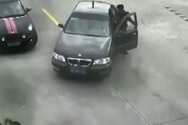 Quên kéo phanh, tài xế và ô tô cùng rơi xuống sông