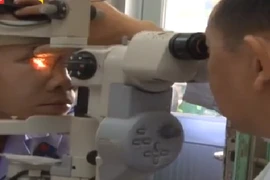 Cách sơ cứu khi bị chấn thương mắt do hóa chất, vật nhọn đâm