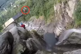 Chuyện gì xảy ra khi nhảy từ đỉnh thác “chết chóc“?