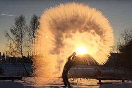 Điều gì xảy ra khi hắt nước sôi lên trời lạnh -50°C?