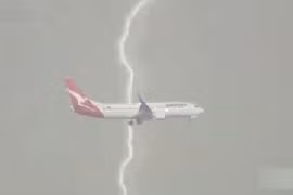 Khoảnh khắc máy bay suýt bị sét đánh trúng khi hạ cánh