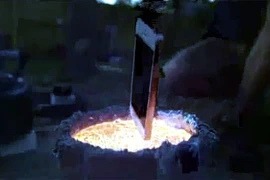 Điều gì xảy ra khi thả iPhone vào nhôm nóng chảy?