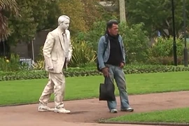 Kinh hãi cảnh “bức tượng” bước theo người