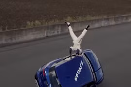 Phát sốt với màn trình diễn của Jaguar F-Pace