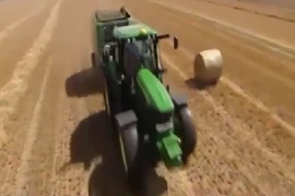 Máy thu hoạch rơm khổng lồ gây kinh ngạc