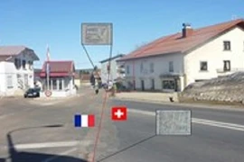 Đường biên giới kỳ lạ: Nằm ngủ đầu 1 nước, chân 1 nước