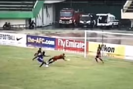 Những pha "làm nhục" thủ môn nực cười của các cầu thủ