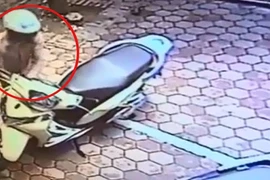 Bẻ khóa "nẫng" xe máy chỉ trong 3 giây giữa phố Thủ đô