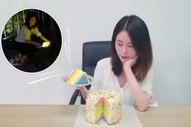 Thánh nữ công sở làm bánh 7 màu bằng cách không tưởng