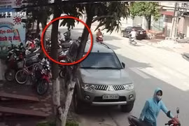 Clip bẻ khóa “cuỗm” xe Lead cực nhanh giữa phố Thủ đô