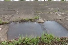 Hồ Núi Cốc rò rỉ nước qua thân đập, uy hiếp vùng hạ du