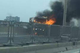 Ảnh: Xe tải cháy ngùn ngụt ở đường vành đai 3 trên cao