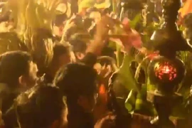 Tranh cướp lộc náo loạn đền Trần sau lễ khai ấn