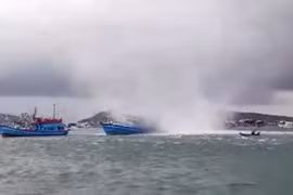 Video: Vòi rồng khổng lồ xuất hiện ở Phú Quốc, nhấn chìm tàu cá