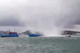 Video: Vòi rồng khổng lồ xuất hiện ở Phú Quốc, nhấn chìm tàu cá