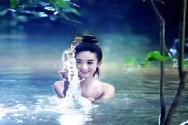 Clip Cô gái tắm suối bị hàng chục chàng trai nhìn trộm