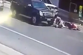 Cận cảnh pha thoát chết kỳ diệu dưới bánh xe