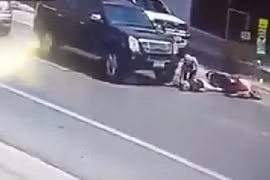 Cận cảnh pha thoát chết kỳ diệu dưới bánh xe