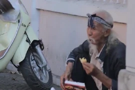 Clip "Xin ăn người lạ" lay động lòng người