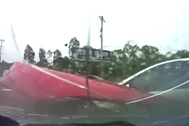 Kinh hoàng cảnh ô tô vượt đèn đỏ gây tai nạn thảm khốc