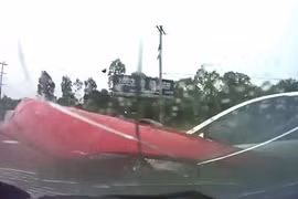 Kinh hoàng cảnh ô tô vượt đèn đỏ gây tai nạn thảm khốc