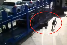 Hai cha con thoát chết kỳ diệu dưới gầm xe đầu kéo