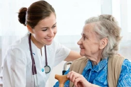 Cách chăm sóc người cao tuổi khi trời rét