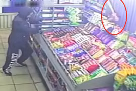 Hai tên cướp có hung khí bị nam nhân viên chống trả quyết liệt