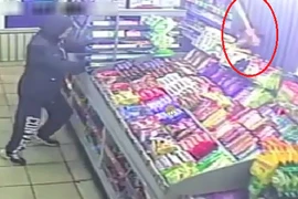 Hai tên cướp có hung khí bị nam nhân viên chống trả quyết liệt