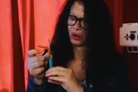 Video: Người phụ nữ tiêm vi khuẩn 3,5 triệu năm tuổi để trẻ mãi không già