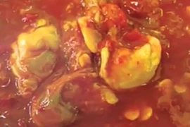 Thưởng thức mắm sò Lăng Cô đặc sản Huế