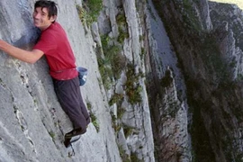 Người đầu tiên tay không leo núi đá dựng đứng 900 m thành công