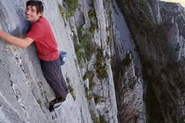 Người đầu tiên tay không leo núi đá dựng đứng 900 m thành công