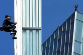 “Người nhện” Pháp tay không chinh phục tòa nhà chọc trời