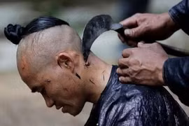 Sặc cười với tiệm cắt tóc có “1-0-2” trên thế giới 