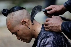 Sặc cười với tiệm cắt tóc có “1-0-2” trên thế giới 