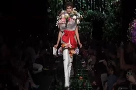 Video: Người mẫu biến thành bó hoa khổng lồ trên sàn diễn