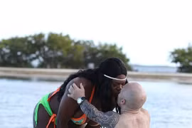 Chuyện tình đẹp như cổ tích của nàng chuyển giới 1m9 và chàng 1m3 