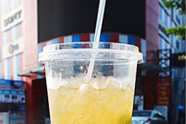 Giới trẻ Sài thành thích thú với đồ uống siêu bự cho mùa hè nắng cháy