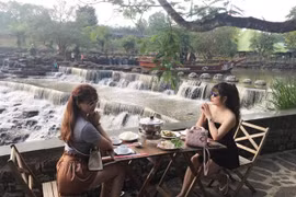 Check in sống ảo “giải khát” ngày hè nóng bức ở thác Đá Hàn 