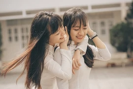 Vẻ đẹp ngọt ngào của cặp chị em song sinh trong bộ ảnh chia tay 