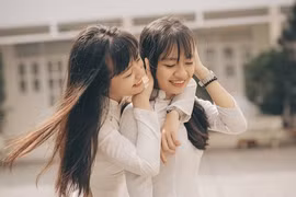 Vẻ đẹp ngọt ngào của cặp chị em song sinh trong bộ ảnh chia tay 