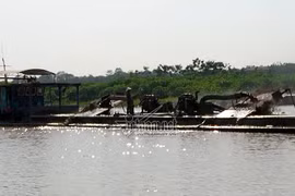 Cát tặc lộng hành, chính quyền biết nhưng ngặt nỗi không có...thuyền