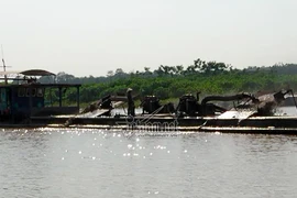 Cát tặc lộng hành, chính quyền biết nhưng ngặt nỗi không có...thuyền