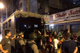 Giữa “tâm bão”, hàng loạt nữ tiếp viên thoát y trong nhà hàng