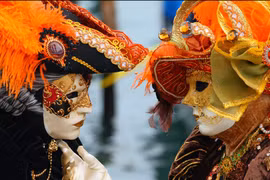 Hàng nghìn du khách kéo tới tham dự những lễ hội độc đáo nhất hành tinh