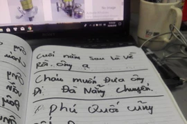 Chàng trai gây xúc động khi trò chuyện với ông nội qua giấy