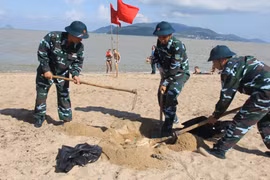 Ấn tượng học viên trường Sĩ quan Không quân dọn rác bãi biển